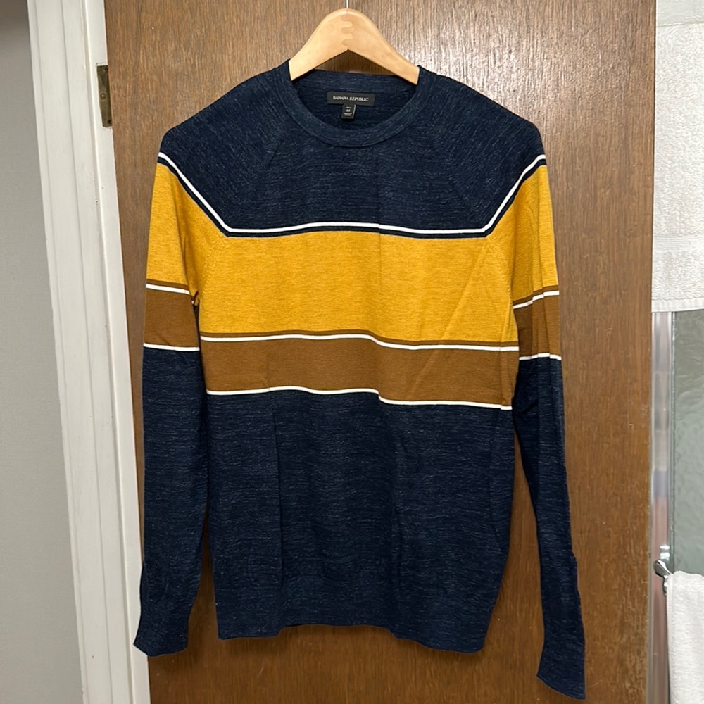 Banana Republic Men’s Sweater. New!! Navy Blue w/ Pattern. Medium/Tall.